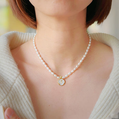 Dollcini Pearl Gyöngy Nyaklánc Virág Medállal – Rózsa vagy Tulipán