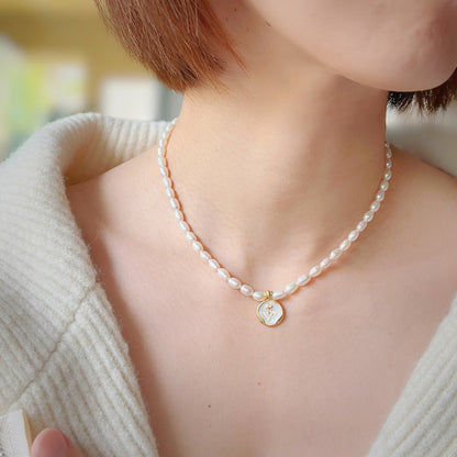 Dollcini Pearl Gyöngy Nyaklánc Virág Medállal – Rózsa vagy Tulipán