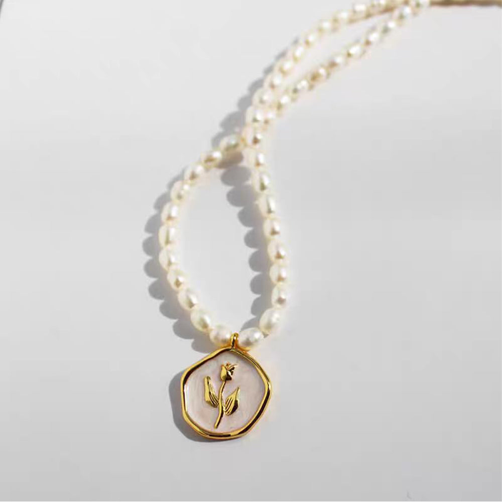 Dollcini Pearl Gyöngy Nyaklánc Virág Medállal – Rózsa vagy Tulipán